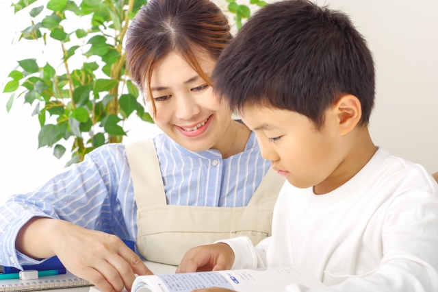 勉強を教えるスタッフ