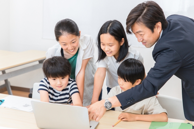 男性すたっふと生徒たち